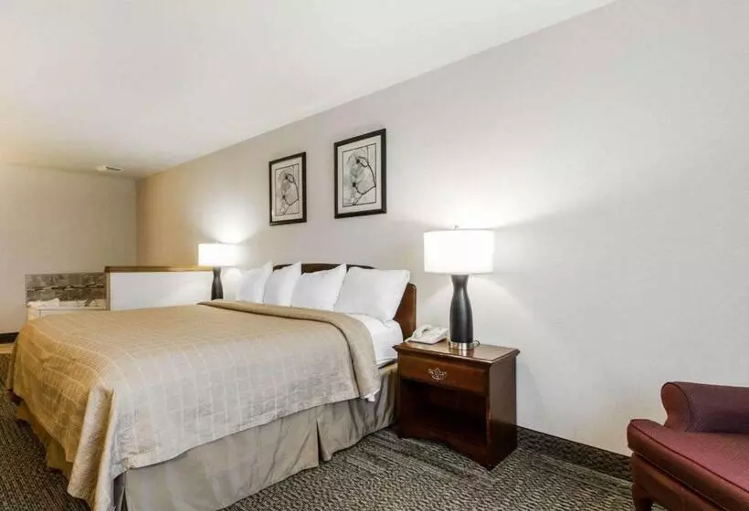 Standard-huone King-vuode, Quality Inn & Suites Stoughton  Madison South