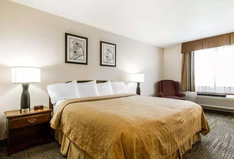 Standard-huone King-vuode, Quality Inn & Suites Stoughton  Madison South