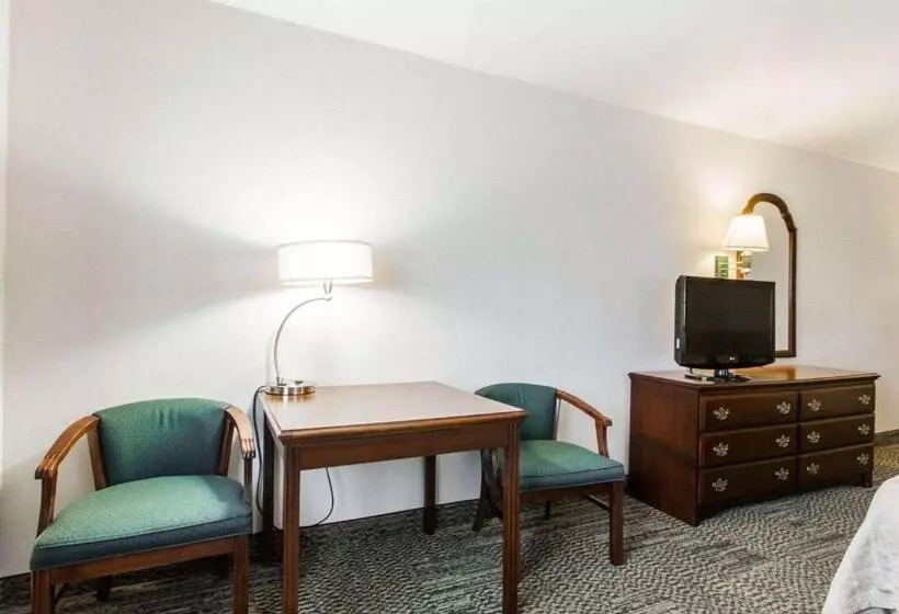 Standard-huone King-vuode, Quality Inn & Suites Stoughton  Madison South