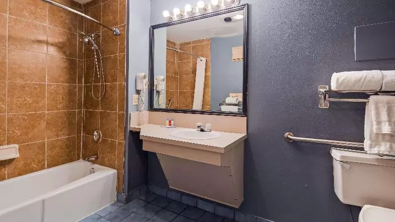 キングサイズベッドのスタンダードルーム, Quality Inn & Suites Fayetteville I 95