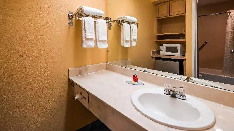 キングサイズベッドのスタンダードルーム, Quality Inn & Suites Fayetteville I 95