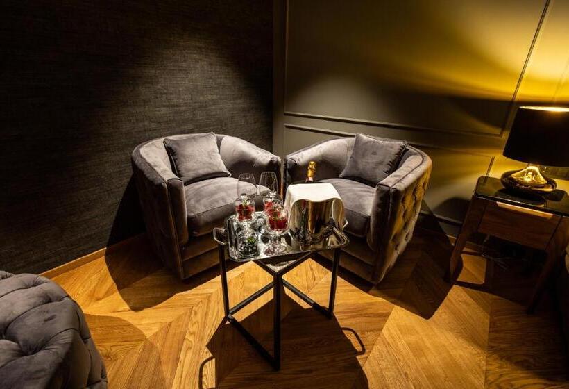 سوییت جونیور لوکس, Dam Boutique Hotel & Restaurant
