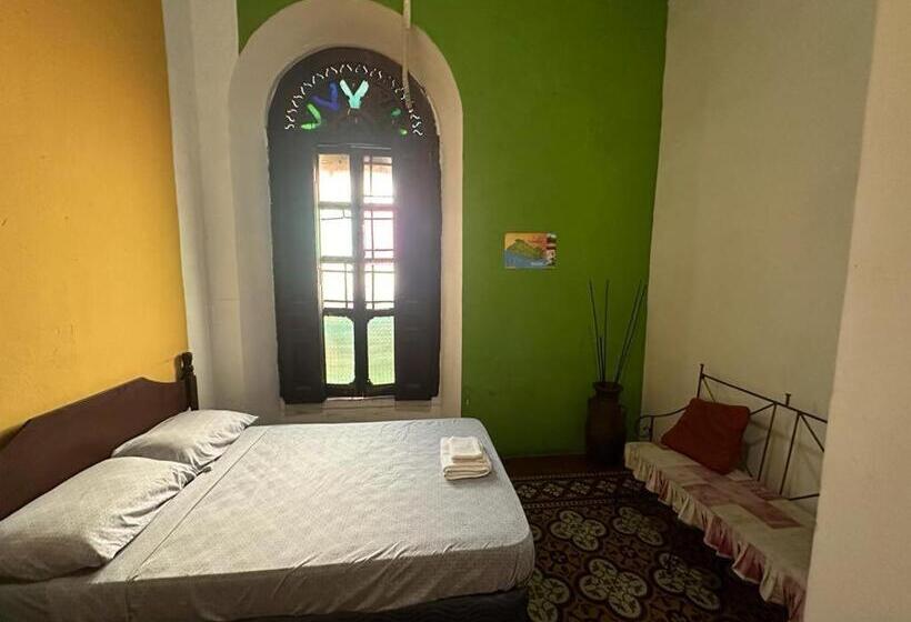 اتاق استاندارد با بالکن, Hostal Velvet Plaza