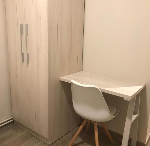 单人经济间, Hostal La Romànica