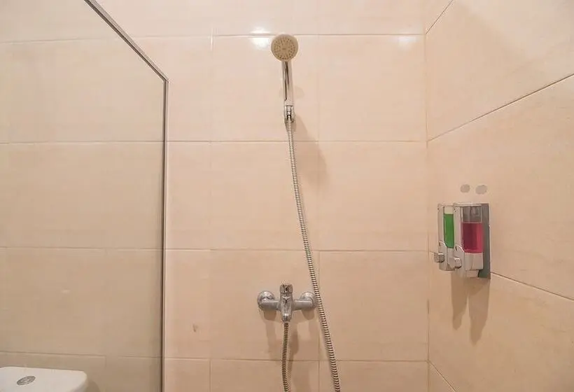 ルームシェアのワンベッド, Reddoorz Hostel @ Grand Pangandaran