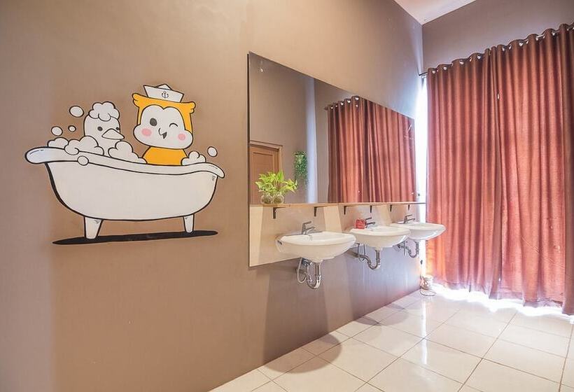 ルームシェアのワンベッド, Reddoorz Hostel @ Grand Pangandaran