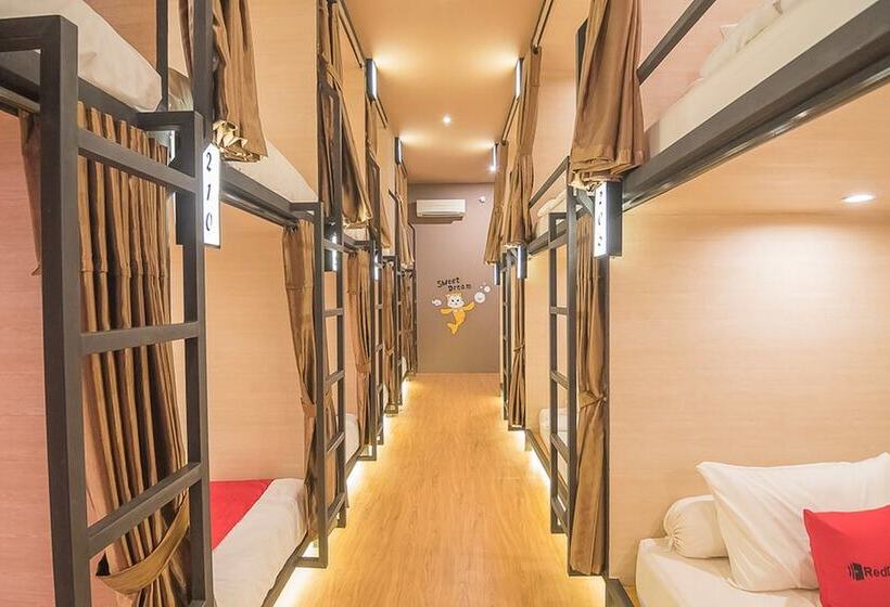 ルームシェアのワンベッド, Reddoorz Hostel @ Grand Pangandaran