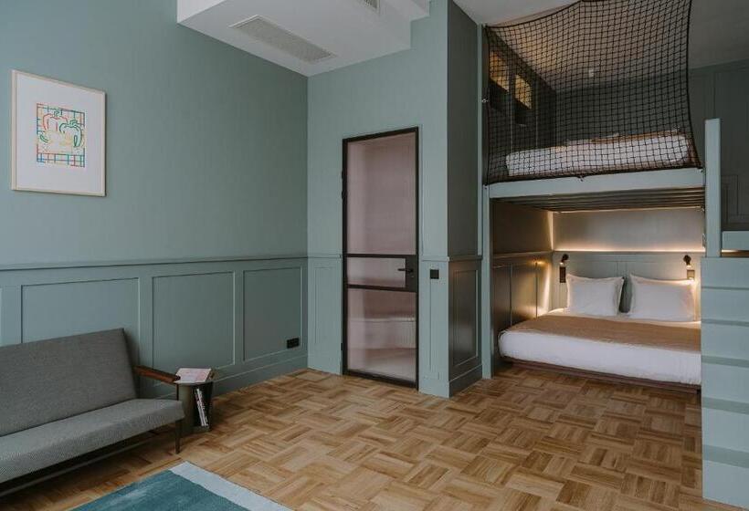 Quarto Quádruplo Standard, Supernova