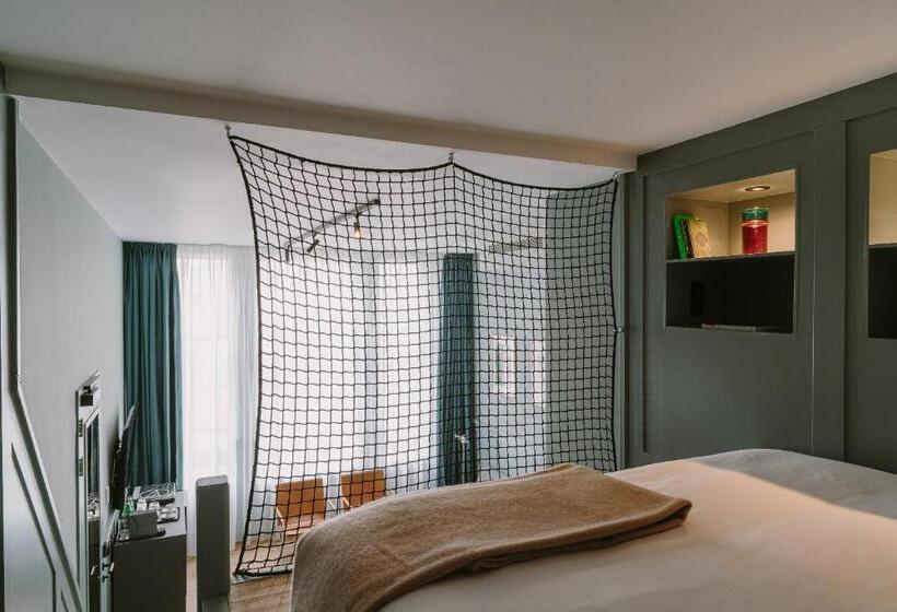 Quarto Quádruplo Standard, Supernova