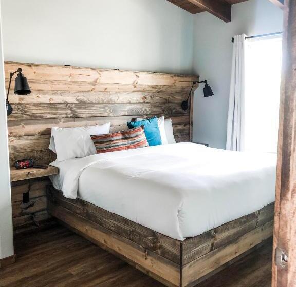 جناح مزوَّد بشرفة, Lone Point Cellars