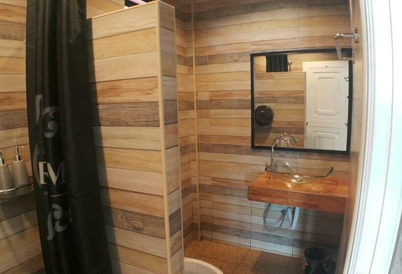 اتاق لوکس با چشم‌انداز دریا, Zea Zide