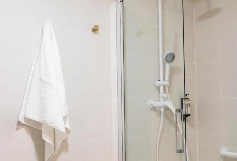 غرفة قياسية, Blanq Comedias