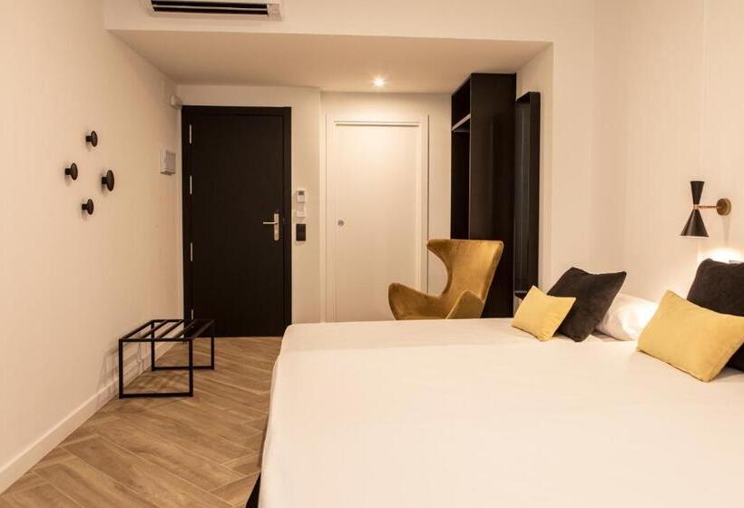 غرفة قياسية ثلاثية, Blanq Comedias