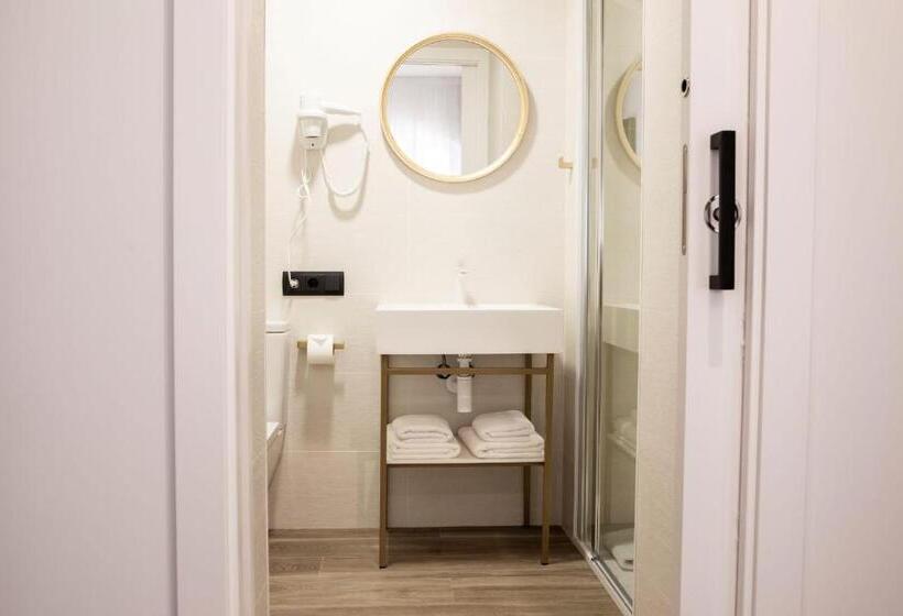 غرفة قياسية رباعية, Blanq Comedias