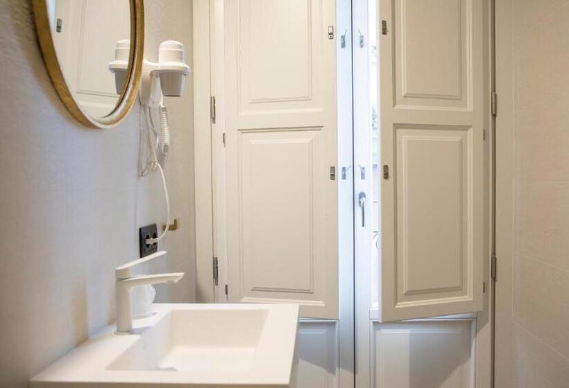 غرفة قياسية رباعية, Blanq Comedias