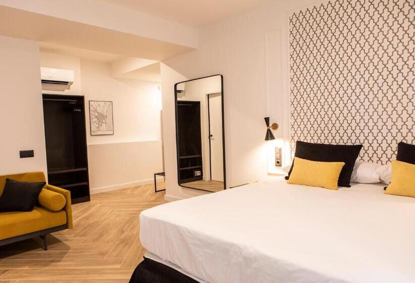 غرفة قياسية رباعية, Blanq Comedias