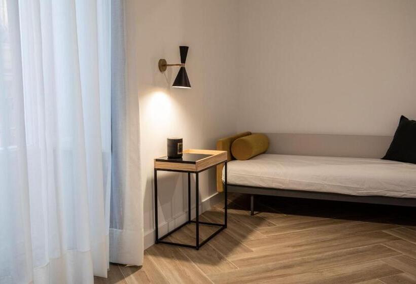 غرفة قياسية رباعية, Blanq Comedias