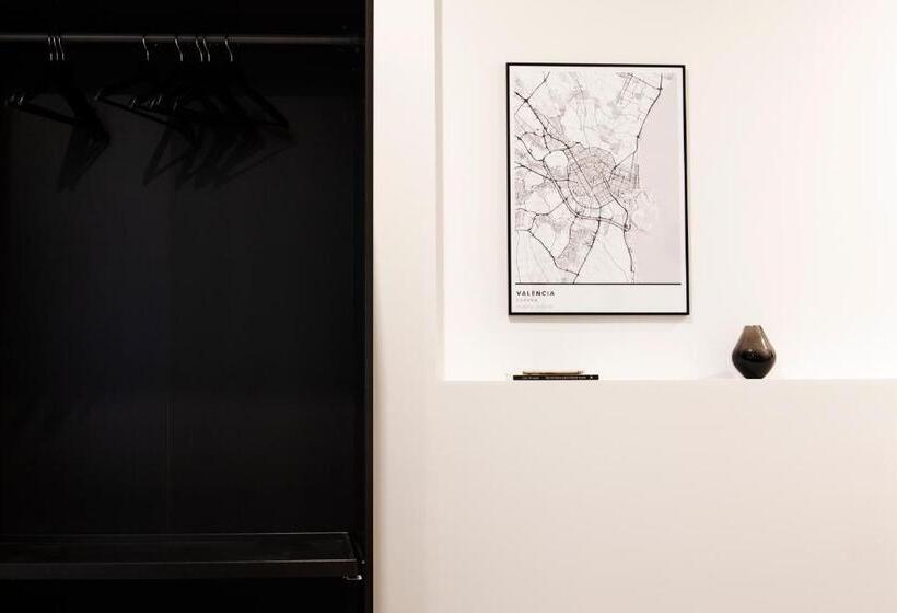 غرفة قياسية رباعية, Blanq Comedias