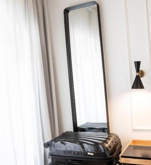 غرفة قياسية رباعية, Blanq Comedias