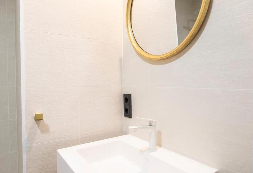 غرفة قياسية رباعية, Blanq Comedias