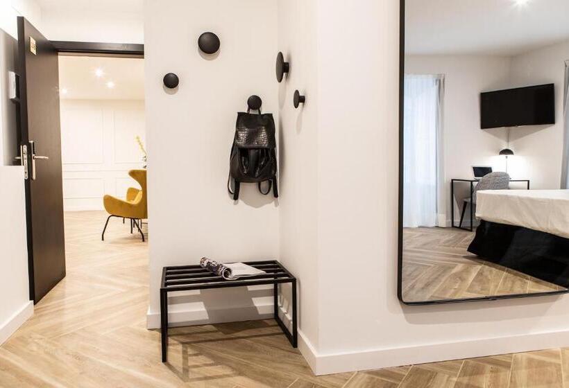 غرفة قياسية ثلاثية, Blanq Comedias