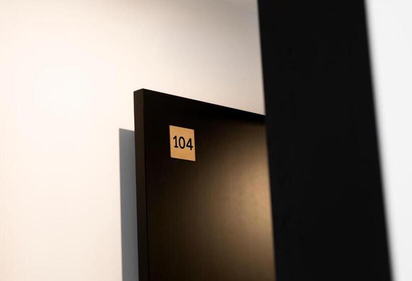 غرفة قياسية ثلاثية, Blanq Comedias