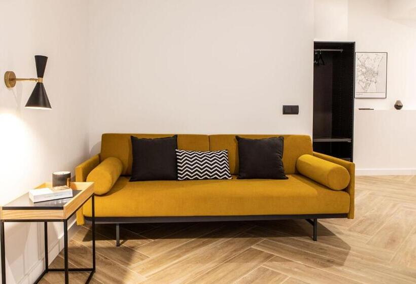 غرفة قياسية رباعية, Blanq Comedias