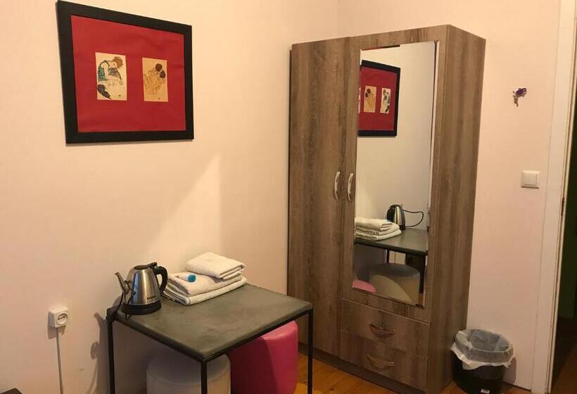 اتاق اکونومی, Brobro Hostel