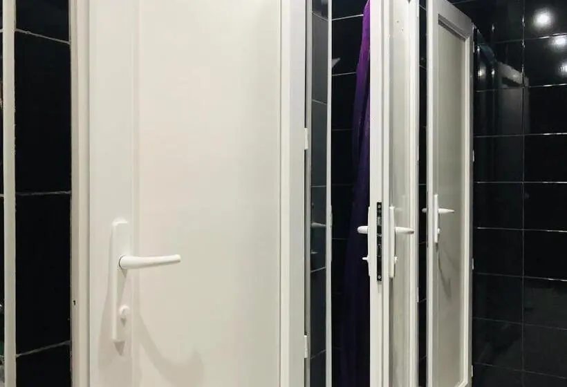 اتاق اکونومی, Brobro Hostel