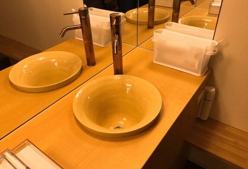 غرفة عائلية, Shikishiki Higashiyama