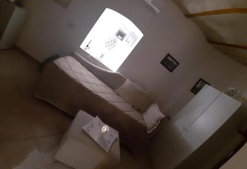 اتاق لوکس خانوادگی, Nicole House