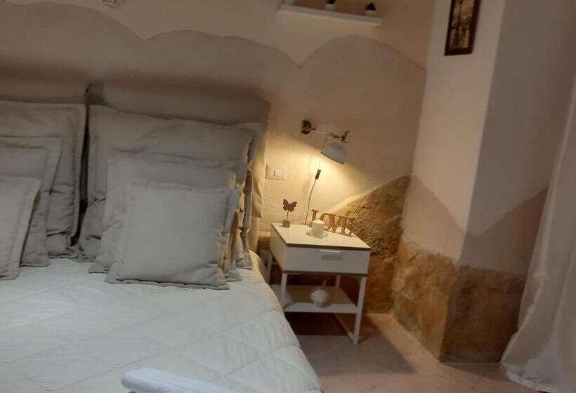 اتاق لوکس خانوادگی, Nicole House