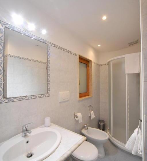 اتاق لوکس خانوادگی, Nicole House