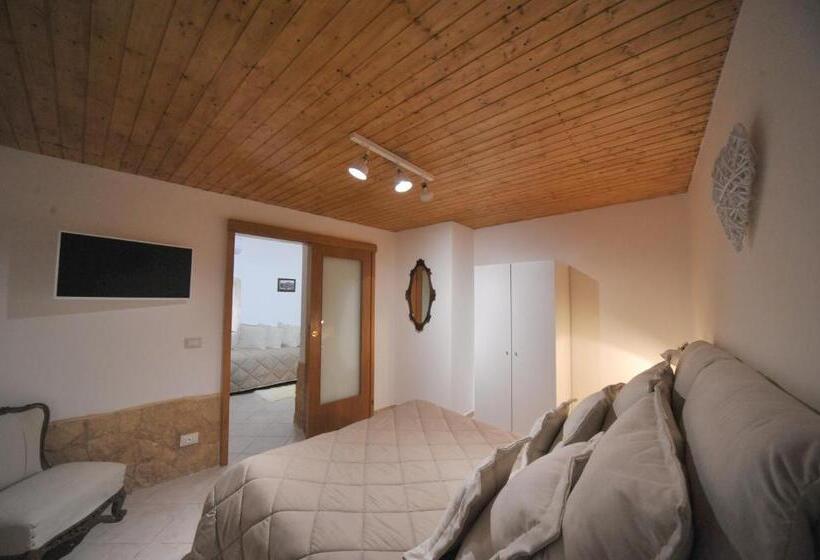 اتاق لوکس خانوادگی, Nicole House