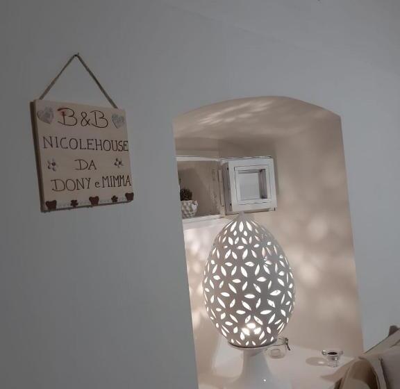 اتاق لوکس خانوادگی, Nicole House