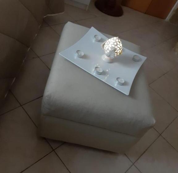 اتاق لوکس خانوادگی, Nicole House