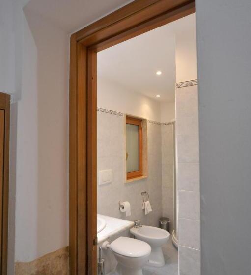 اتاق لوکس خانوادگی, Nicole House