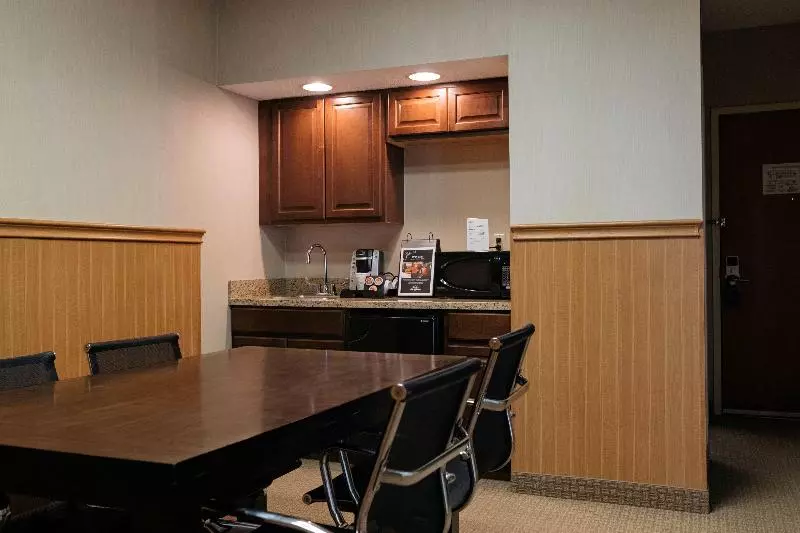 キングサイズベッドのスイートルーム, Holiday Inn Express & Suites   Olathe North, An Ihg