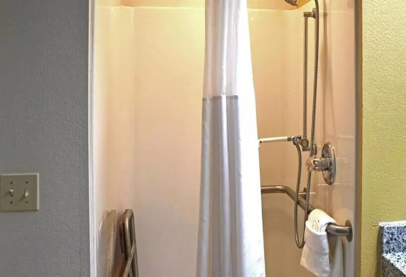 身障者適用キングサイズベッドルーム, Quality Inn & Suites Kearneysville  Martinsburg