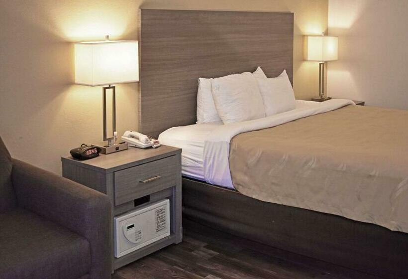 מיטת קינג בסוויטה, Quality Inn & Suites Kearneysville  Martinsburg