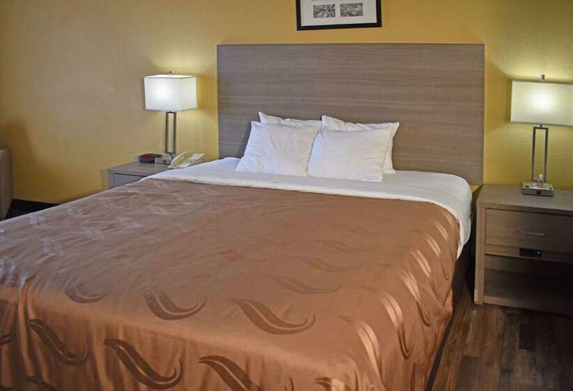 מיטת קינג בסוויטה, Quality Inn & Suites Kearneysville  Martinsburg