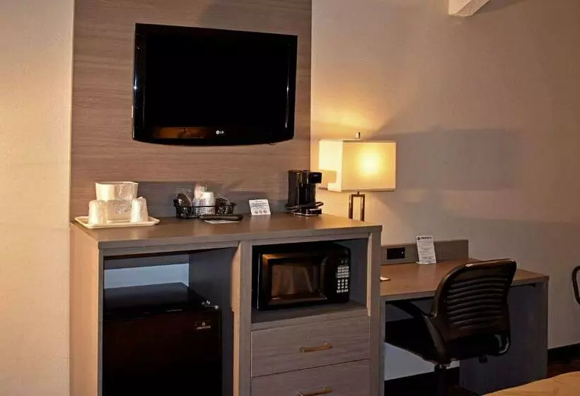 キングサイズベッドのスイートルーム, Quality Inn & Suites Kearneysville  Martinsburg