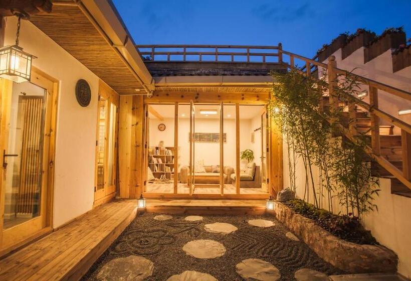 خانه 4 خوابه, Eden Court