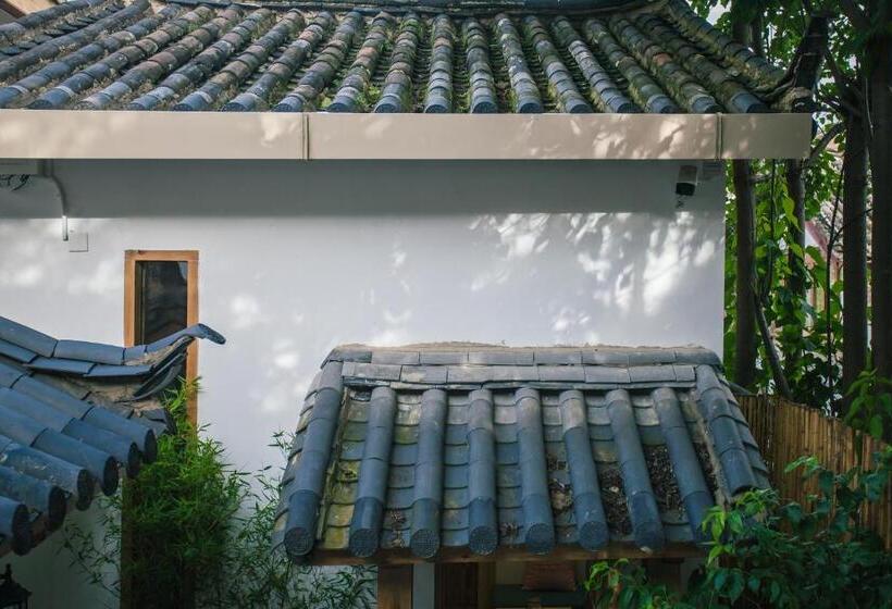 خانه 4 خوابه, Eden Court