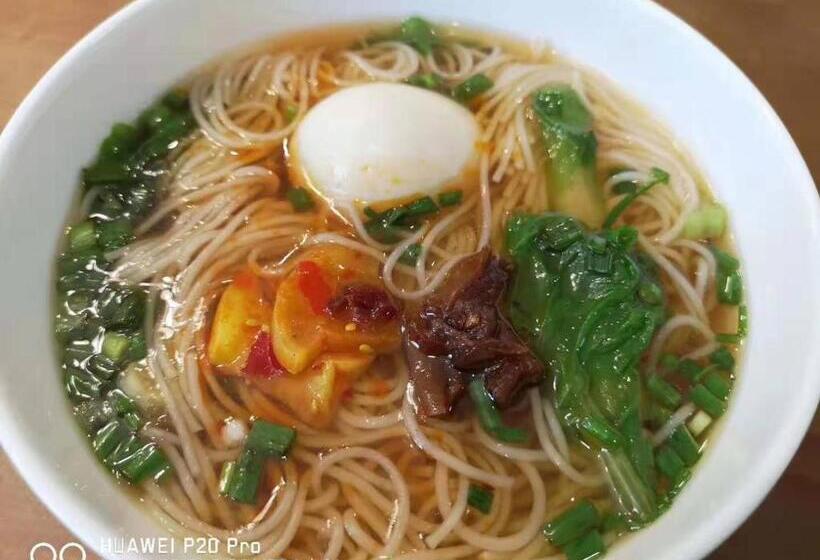 خانه 4 خوابه, Eden Court