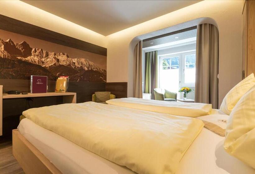 اتاق خانوادگی با چشم‌انداز کوه, Bliem S Familien