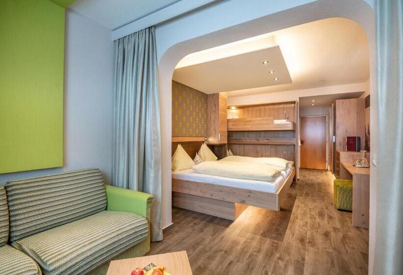 اتاق خانوادگی با چشم‌انداز کوه, Bliem S Familien