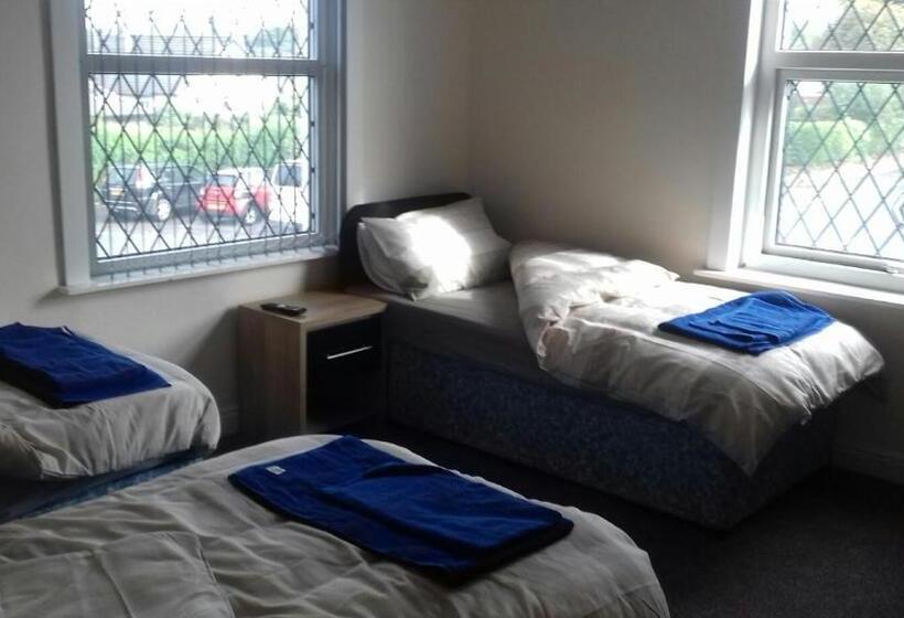 חדר אקונומי לשלושה, The Victoria