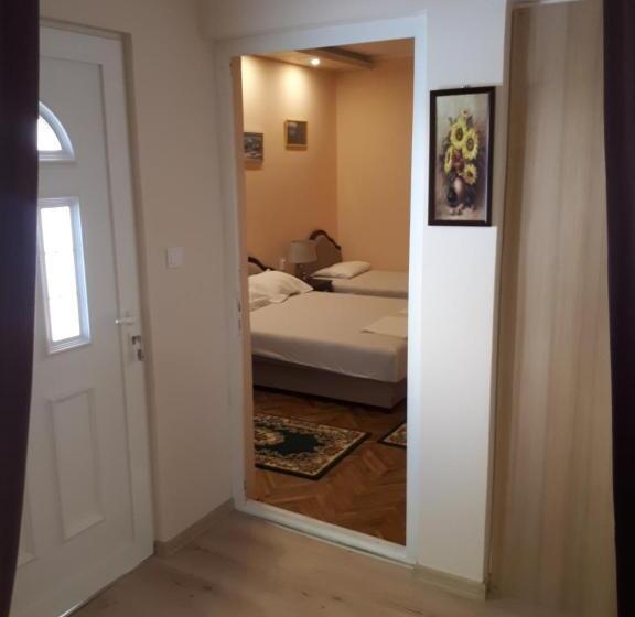 اتاق خانوادگی با چشم‌انداز باغ, Apartments Batalo