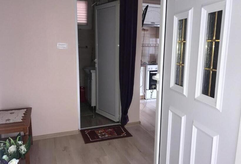 اتاق خانوادگی با چشم‌انداز باغ, Apartments Batalo